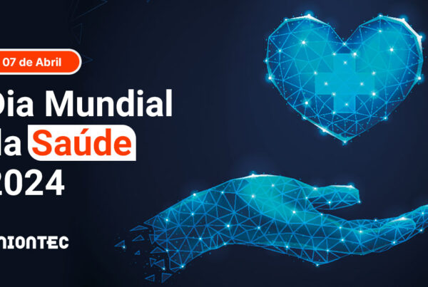 Uma mão segurança um coração na cor azul e com pontos digitais.