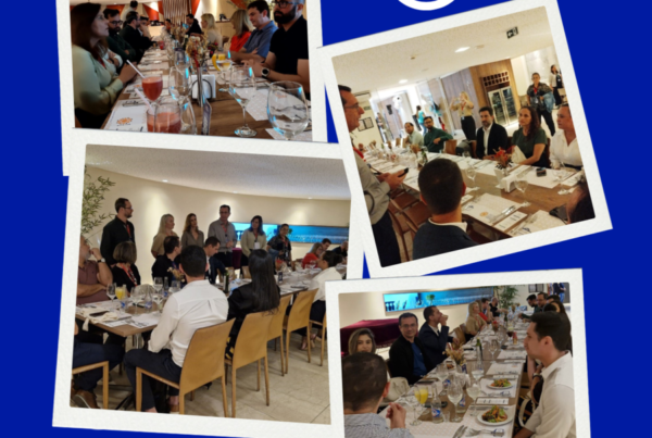 Card com fundo azul e imagens de pessoas reunidas em almoço de negócios.